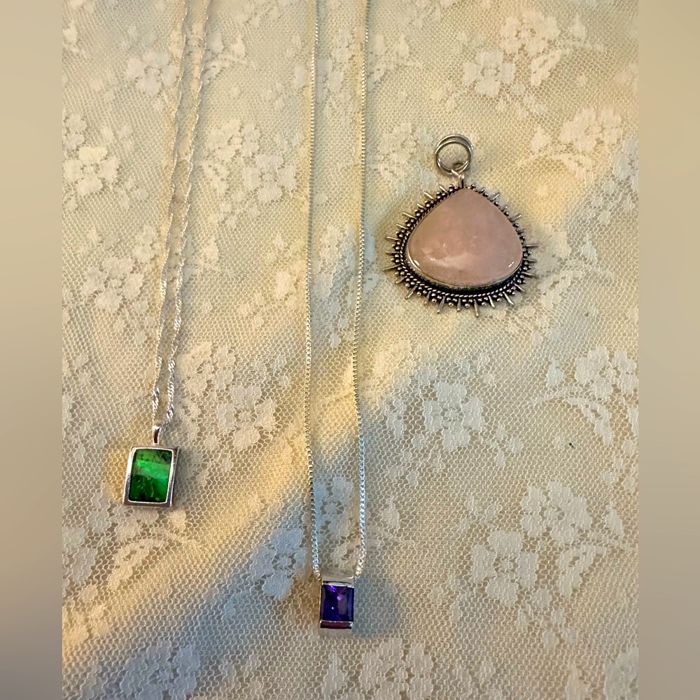 Two Necklaces and a pendant read below ⚠️👇⚠️👇⚠️👇